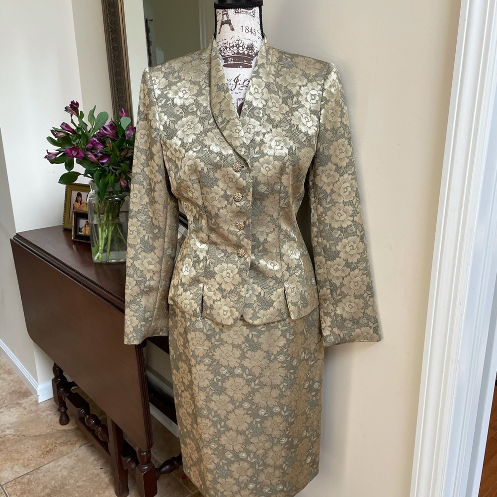 Le Suit Elegant Gold Floral Lace Skirt Suit 6